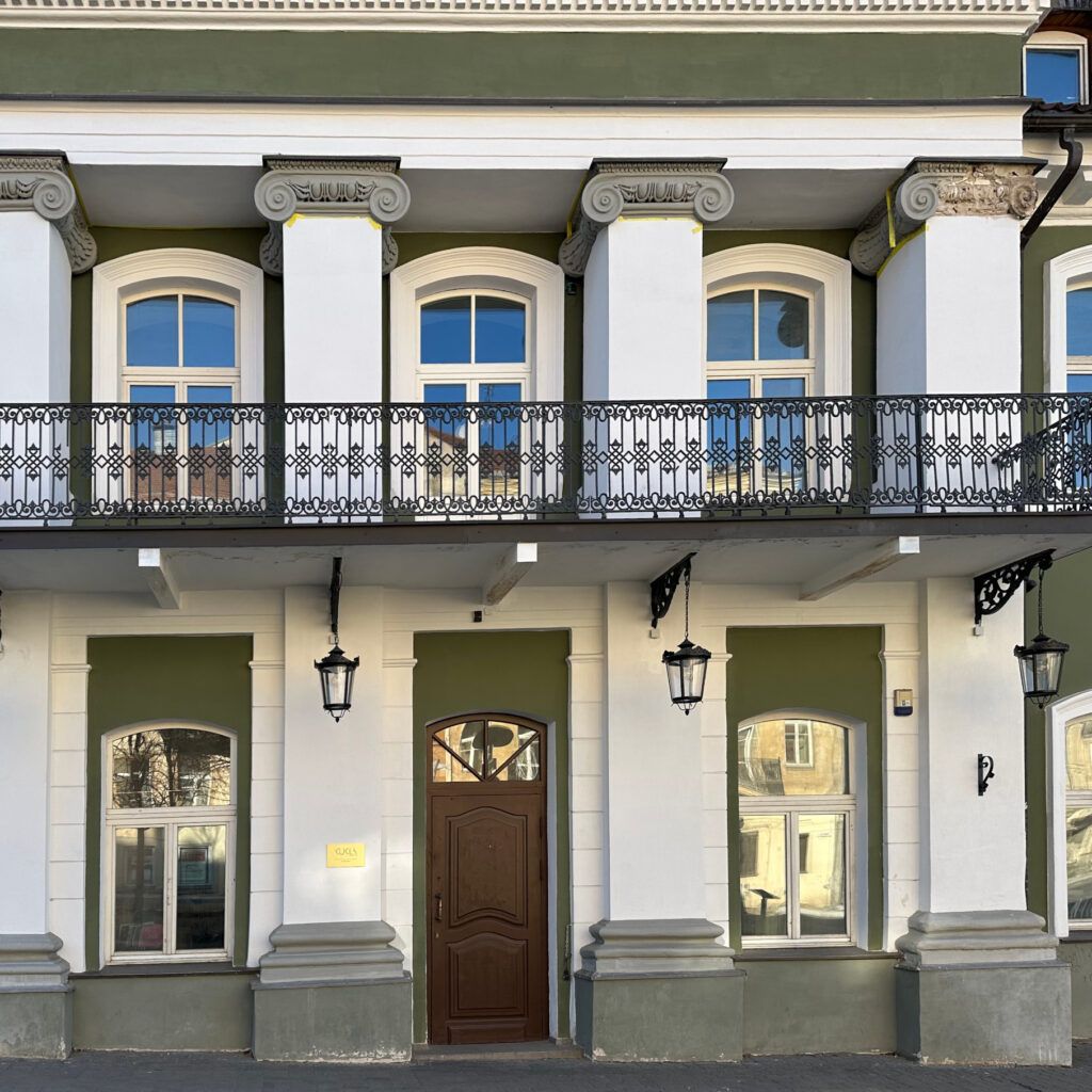 Závěsná svítidla G02 Mars na fasádě litevské budovy