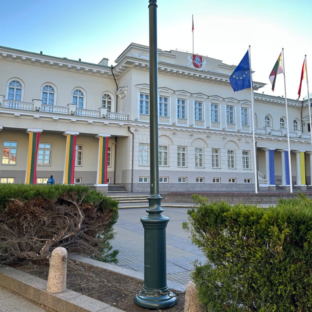 Litva, sloup veřejného osvětlení, vedle veřejné budovy