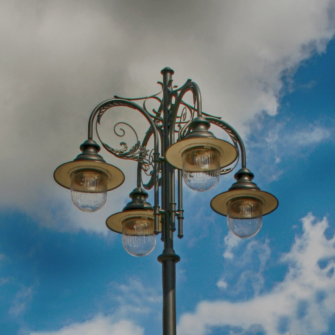 Vysoké pouliční lampy, typ L, LT