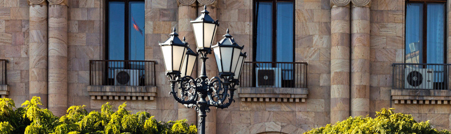 Stylové lucerny z šestého století zkrášlují veřejné prostory. Vydávají tlumené světlo a odhalují své okolí.